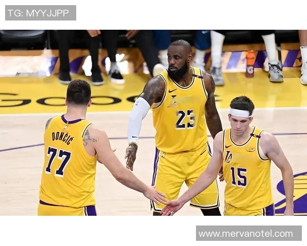 湖人客场力克开拓者，詹姆斯豪取45分震撼全场